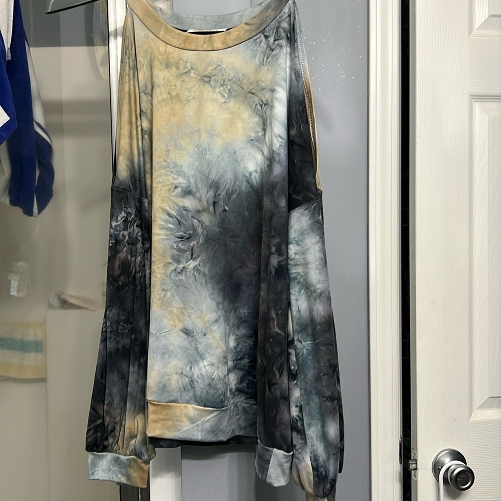 Dark tie dye cold shoulder long sleeve top. Worn a few times. Smoke free home